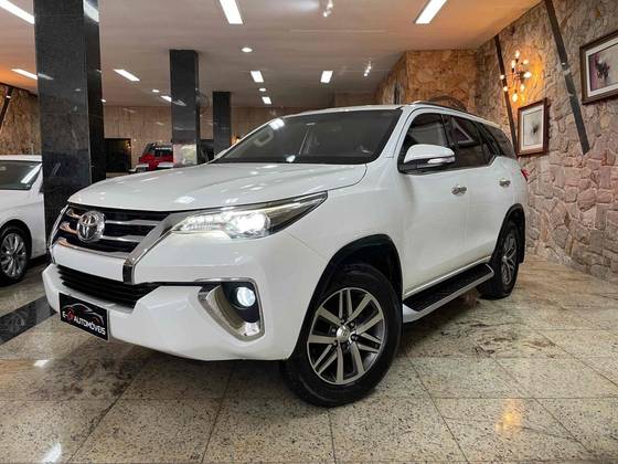 TOYOTA HILUX SW4 2.8 SRX 4X4 7 LUGARES 16V TURBO INTERCOOLER DIESEL 4P AUTOMÁTICO